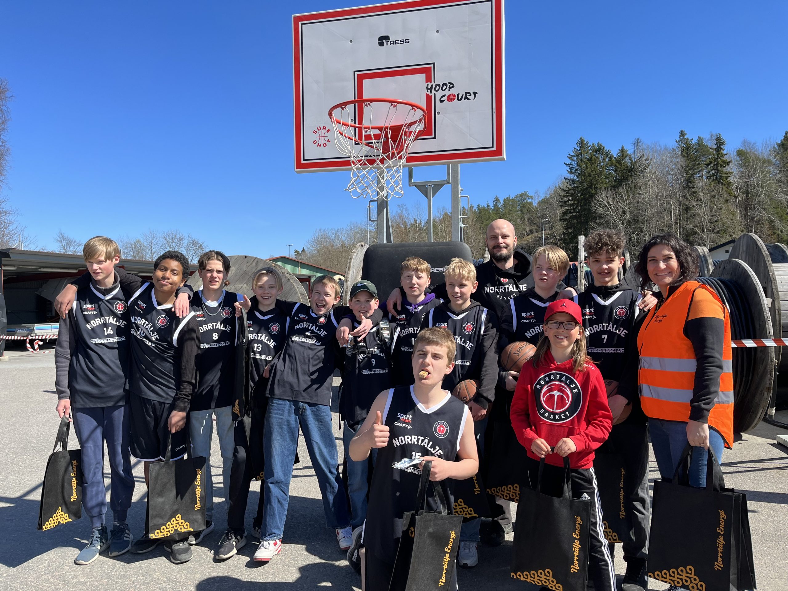 Glada ungdomar från Norrtälje Basket