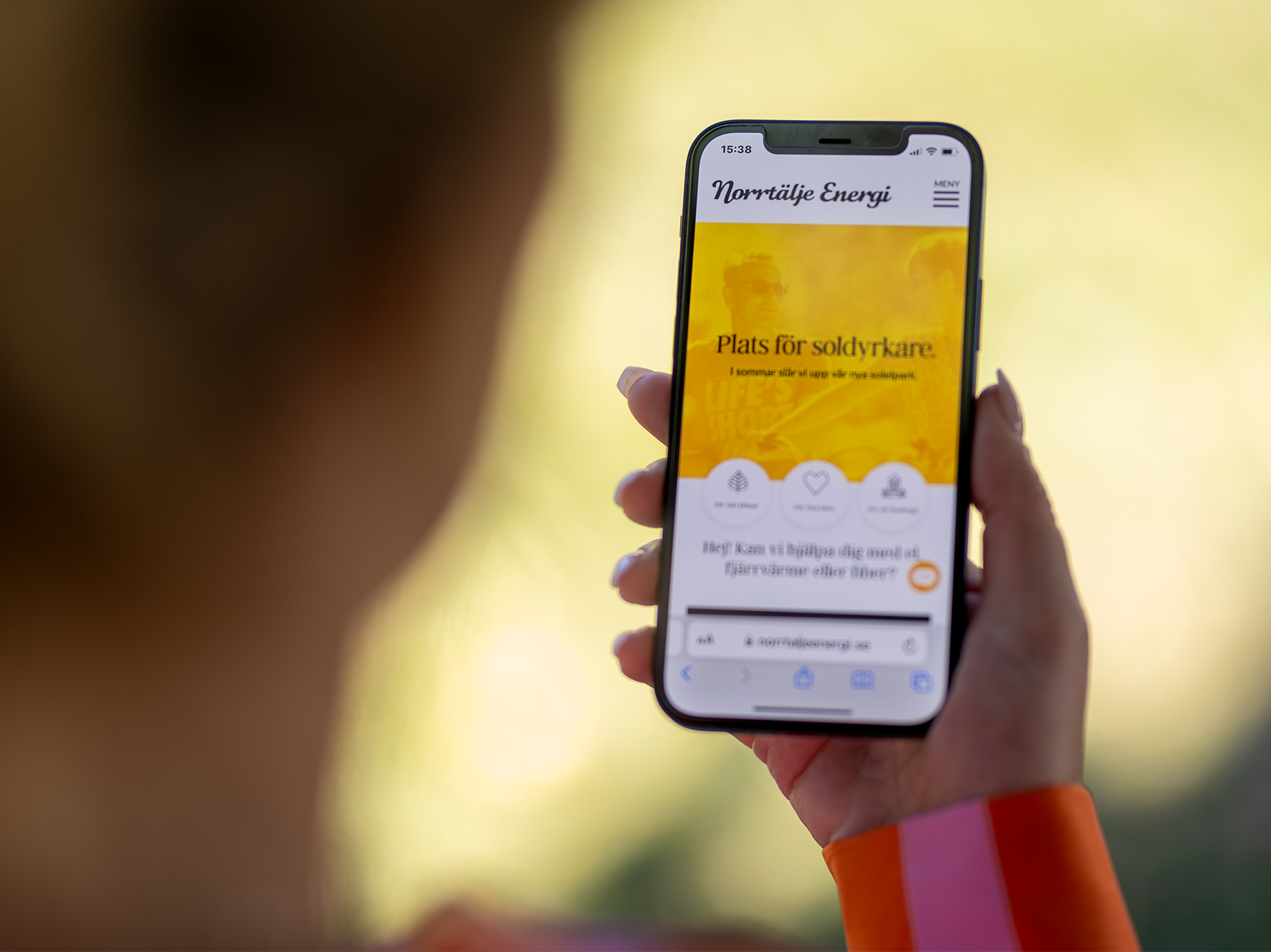 En extrem närbild på en person som håller i en smart telefon och är inloggad på Norrtäljeenergi.se.