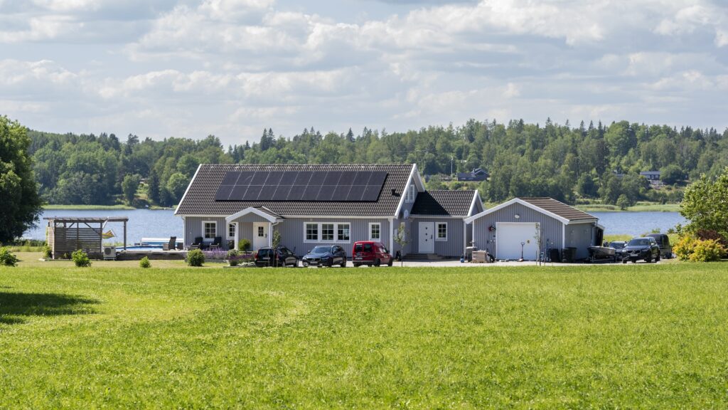 Bild på villa med solceller på taket