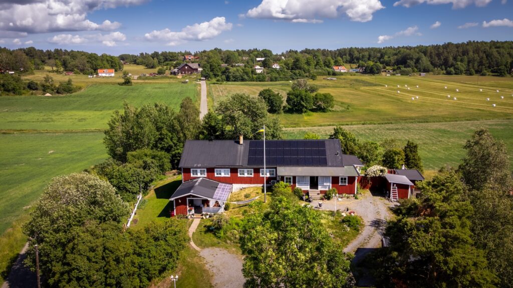 Bild på hus med solceller på taket