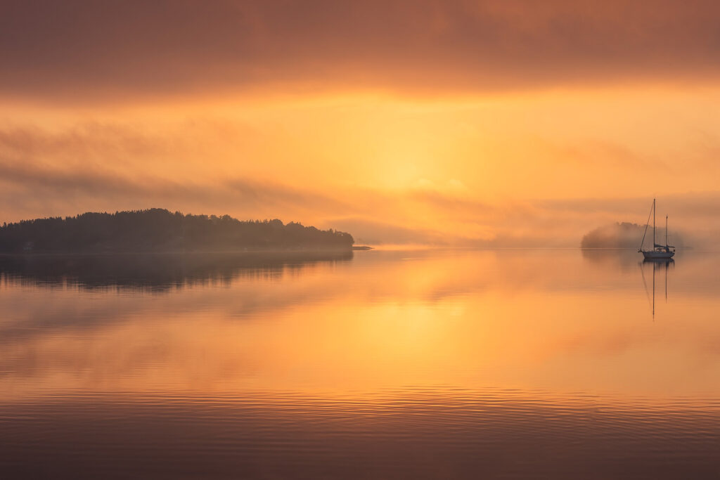 Bild på sjö med segelbåt. Foto: Christoffer Wilen